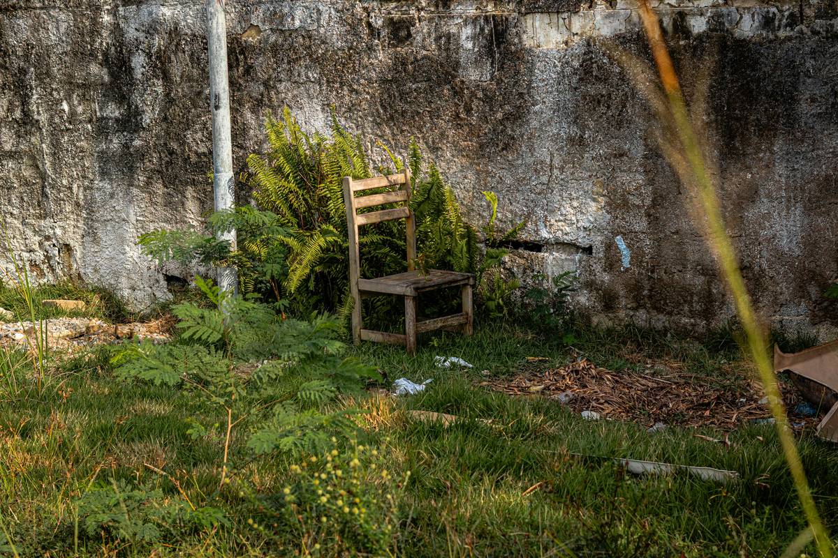chair tips for outdoor furniture showing faded, cracked resin garden chairs next to durable teak alternatives